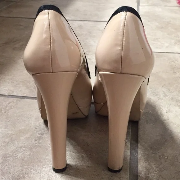 Vince Camuto patent leather heels size 6. Perfect condition, 4 inch heel. - Picture 3 of 5